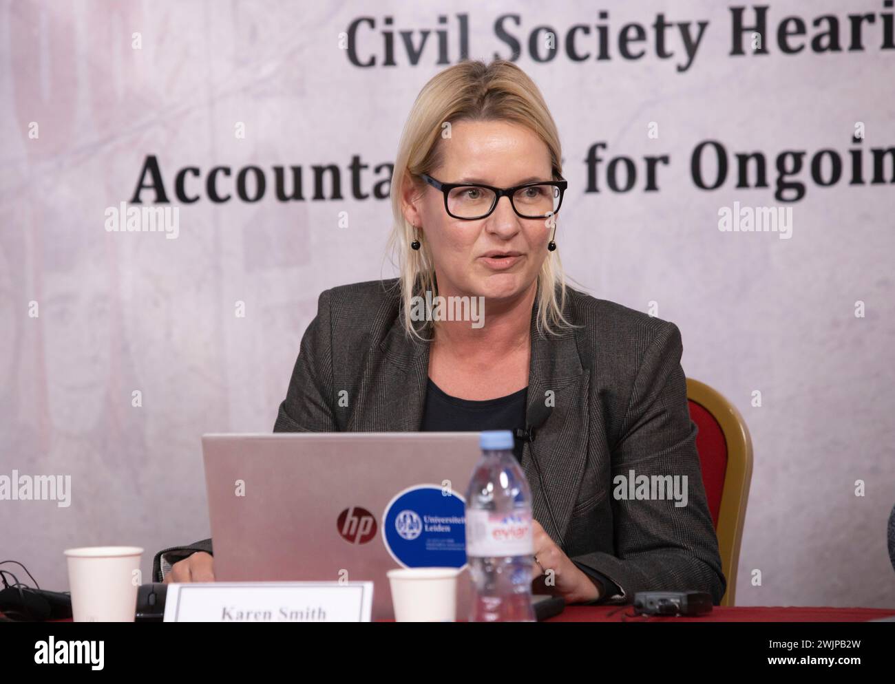 Genève, Suisse. 19 décembre 2023. Karen Smith, sous-secrétaire générale des Nations Unies et conseillère spéciale du secrétaire général des Nations Unies sur la responsabilité de protéger (2019-2021), prend la parole lors d'une audition de la société civile sur le massacre de prisonniers politiques en Iran en 1988. Une audition de la société civile sur le massacre de prisonniers politiques de 1988, organisée par Justice pour les victimes du massacre de 1988 en Iran (JVMI), a eu lieu au Club de la presse de Genève. (Crédit image : © Siavosh Hosseini/SOPA images via ZUMA Press Wire) USAGE ÉDITORIAL SEULEMENT! Non destiné à UN USAGE commercial ! Banque D'Images