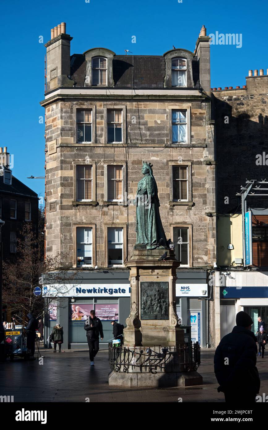 Statue de la reine Victoria et immeuble d'habitation au pied de Leith Walk à New Kirkgate, Leith, Édimbourg, Écosse, Royaume-Uni. Banque D'Images Statue de la reine Victoria et immeuble d'habitation au pied de Leith Walk à New Kirkgate, Leith, Édimbourg, Écosse, Royaume-Uni. Banque D'Images
