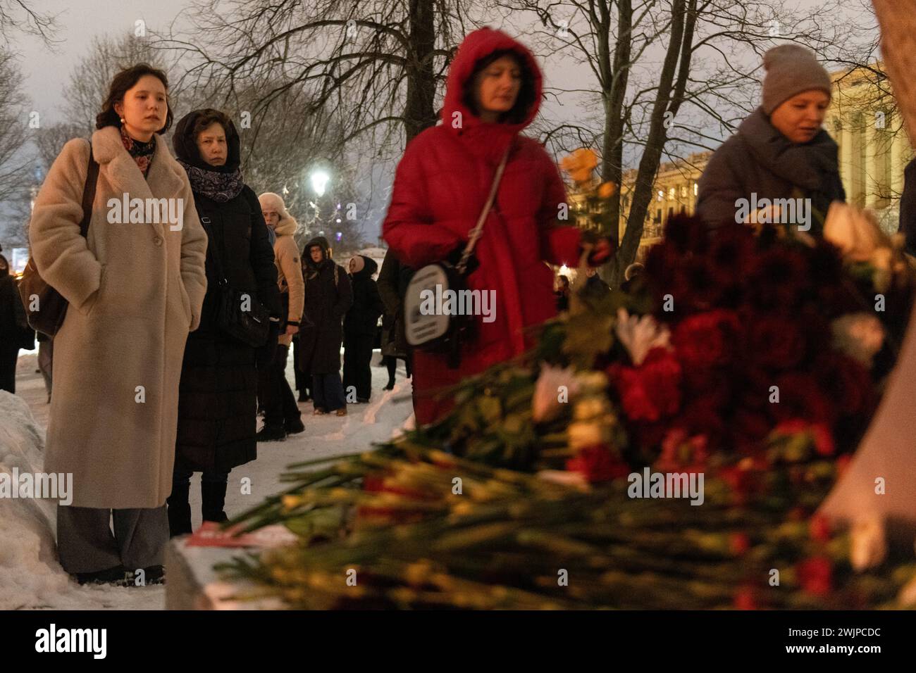 Prog Pétersbourg, Russie. 16 février 2024. Les gens pleurent devant le monument cimetière des victimes de la répression politique après la mort de l'homme politique de l'opposition Alexei Navalny à Pétersbourg. (Photo par Andrei Bok/SOPA images/SIPA USA) crédit : SIPA USA/Alamy Live News Banque D'Images