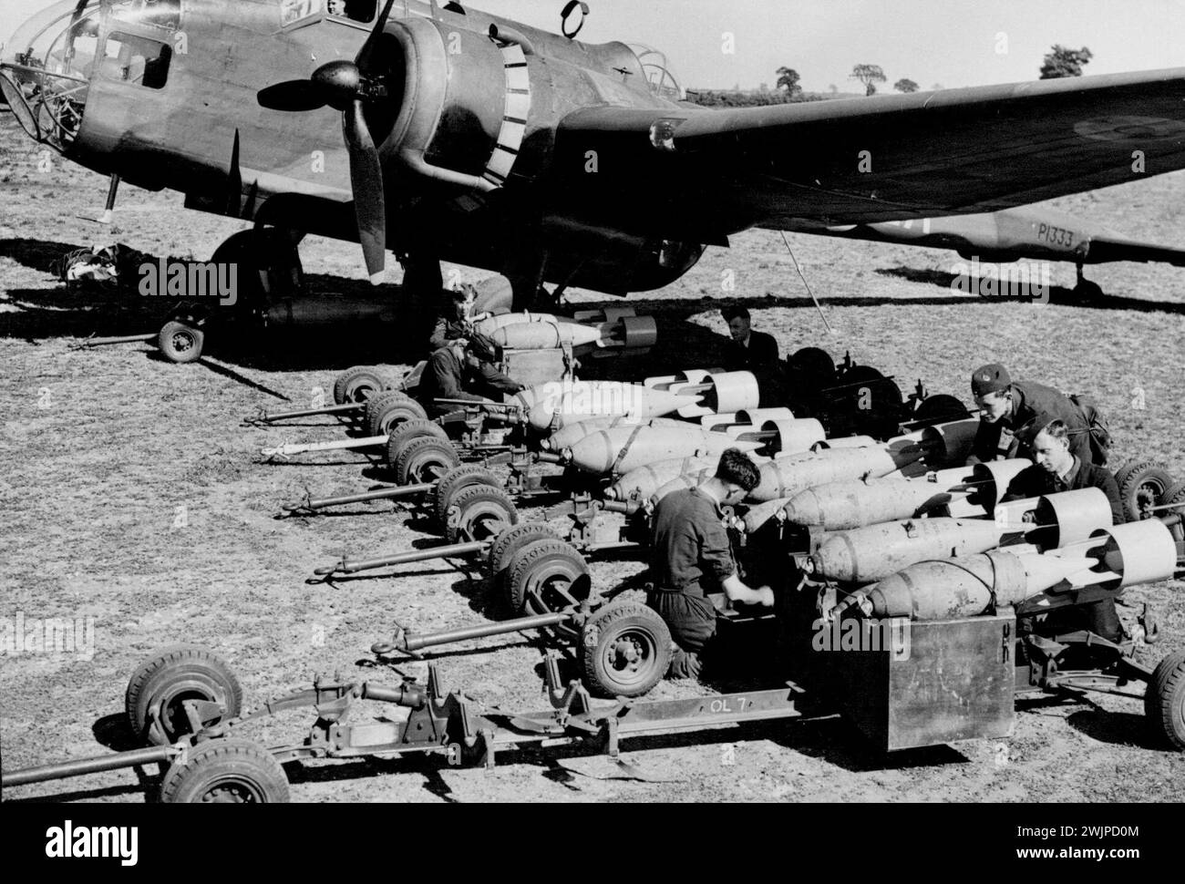 Le début d'Un RAID. -- des raids de bombardement sont effectués sur les concentrations de troupes ennemies et les lignes de communication de cette station de bombardement en Angleterre. Avions chargés de bombes prêts pour le raid. 7 août 1940. (Photo de British Official Photograph). Banque D'Images