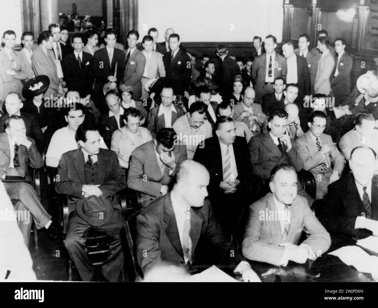 Scène de l'accusation d'espionnage New York City -- Une vue générale de la salle d'audience bondée dans le bâtiment des bureaux fédéraux à Brooklyn comme 25 les membres d'un anneau d'espionnage présumé - dont certains peuvent être vus ici - ont été poursuivis devant le commissaire américain Martin C. Epstein. Sept-une une femme-Fleaded coupable. Tous ont été détenus en 825 000 cautionnement chacun pour audience le 15 juillet. 30 juin 1941. (Photo ACME). Banque D'Images