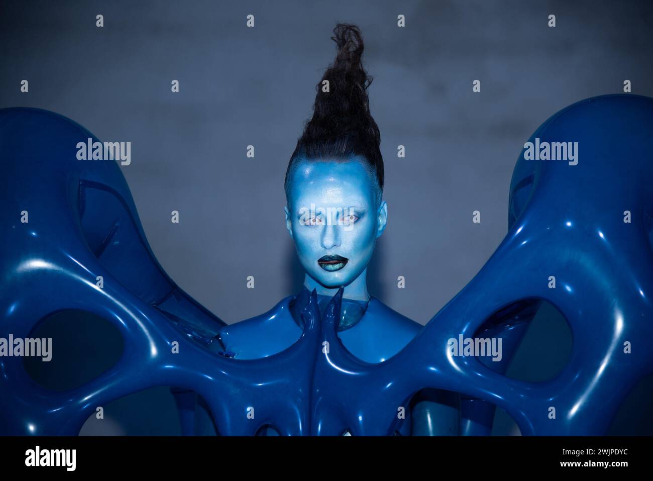 Londres, Royaume-Uni. 16 février 2024. Un mannequin présente une tenue lors de la présentation Jack Irving Amphitrite à la London Fashion week en février 2024. Crédit : SOPA images Limited/Alamy Live News Banque D'Images