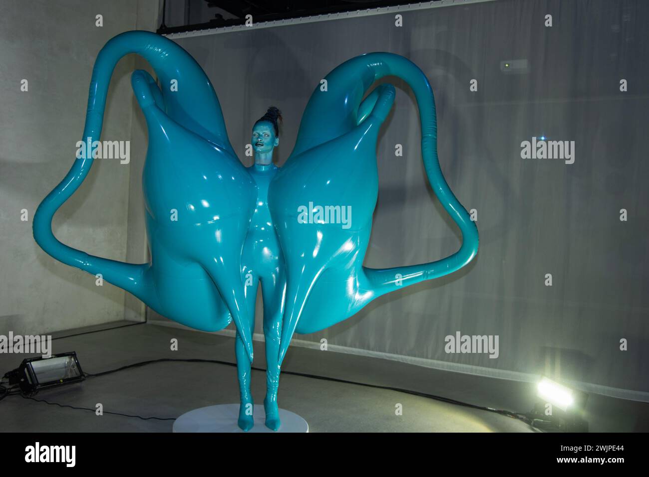 Londres, Royaume-Uni. 16 février 2024. Un mannequin présente une tenue lors de la présentation Jack Irving Amphitrite à la London Fashion week en février 2024. Crédit : SOPA images Limited/Alamy Live News Banque D'Images