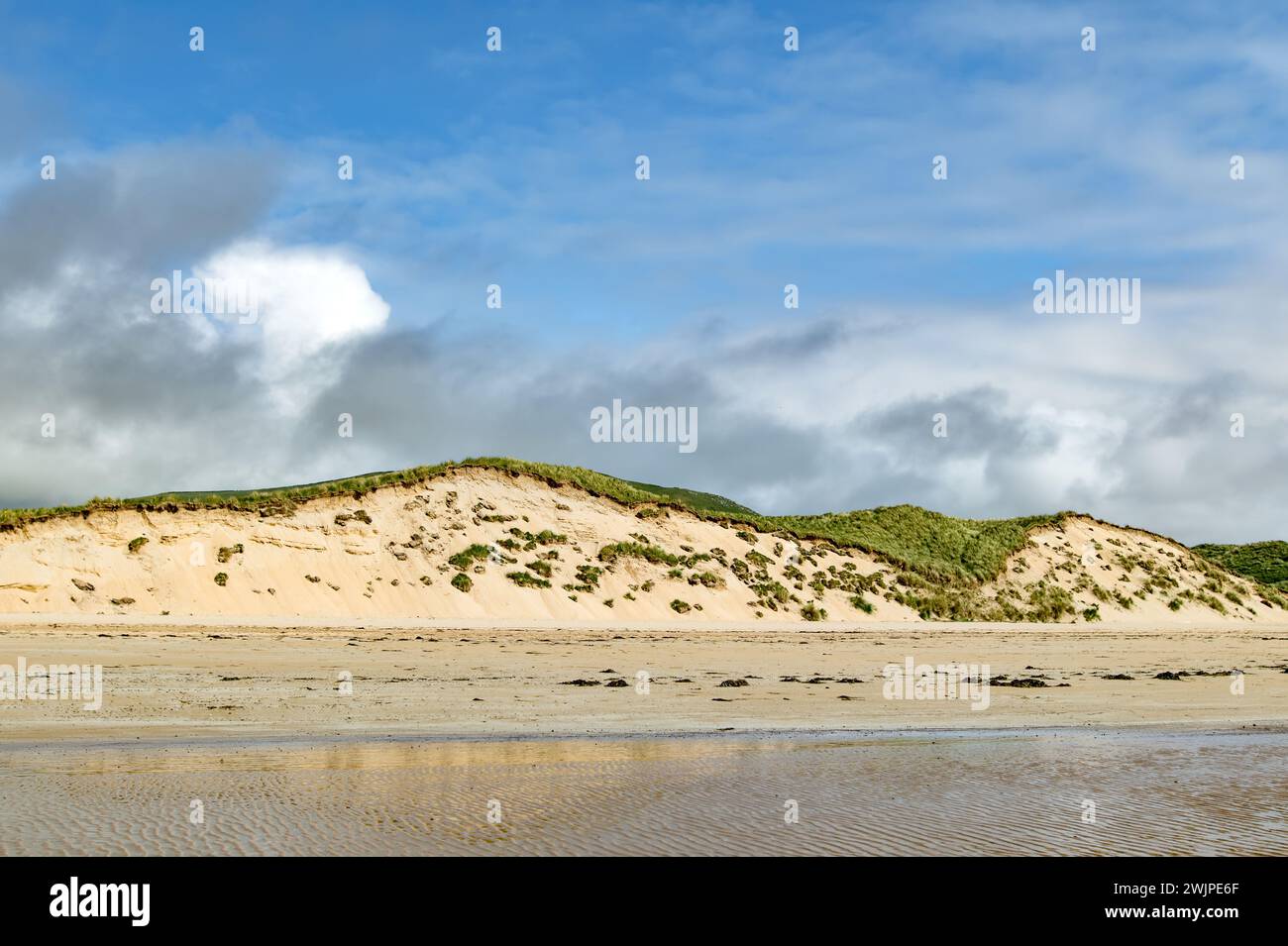 Five Finger Strand, l'une des plages les plus célèbres d'Inishowen connue pour son sable immaculé et sa côte rocheuse environnante avec certaines des plus hautes s. Banque D'Images