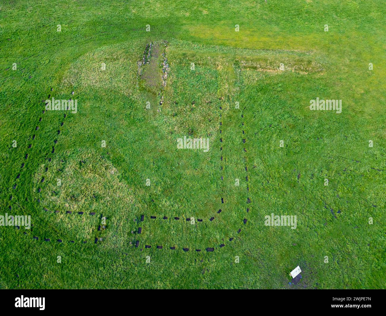 Vue aérienne par drone du fortlet romain de Kinneil, Kennel Estate, Bo'Nness, Écosse. Banque D'Images