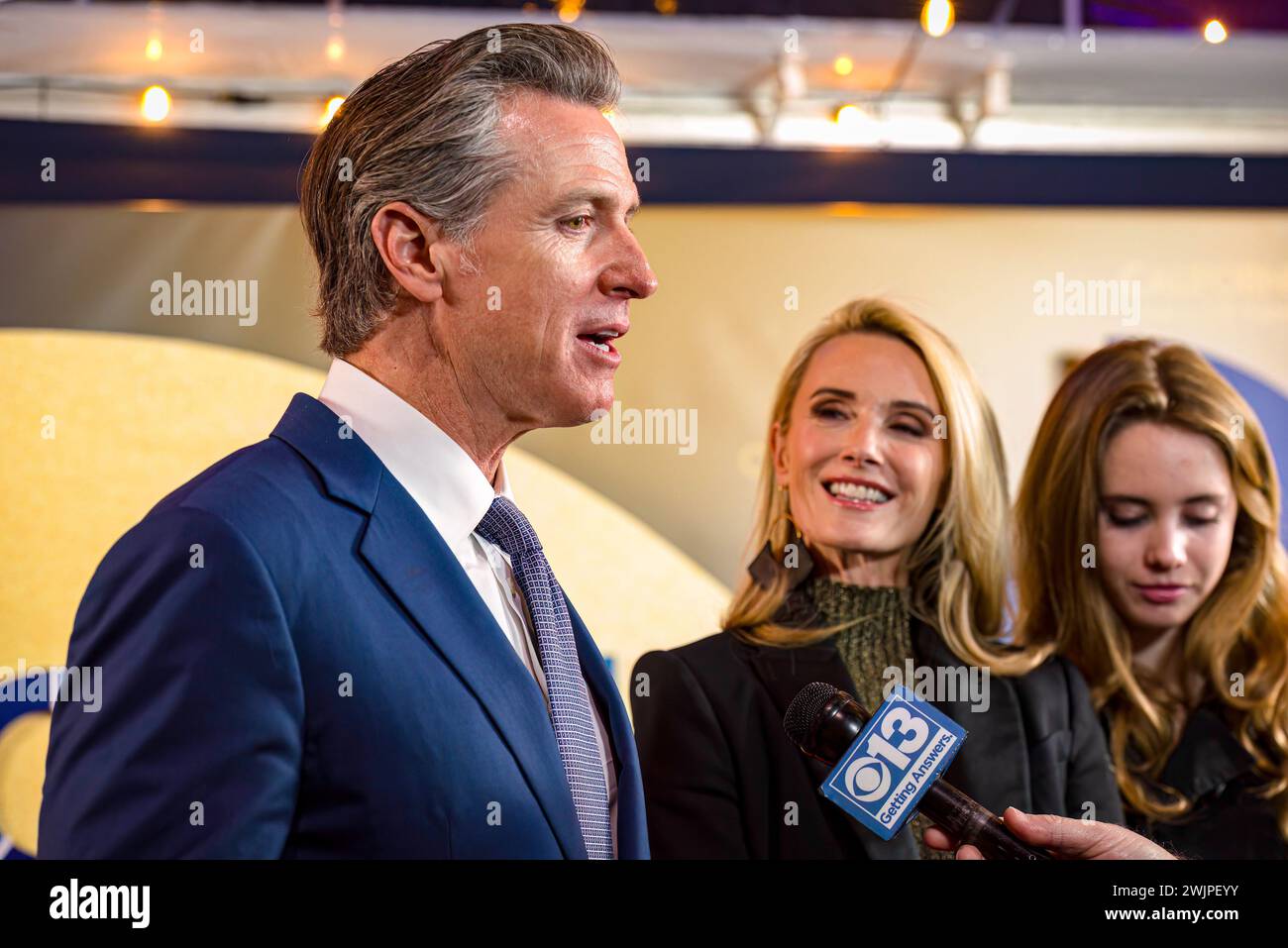 Le gouverneur Gavin Newsom est interviewé avant le début de l'événement d'intronisation du California Hall of Fame, avec Jennifer Siebel, première partenaire. Banque D'Images