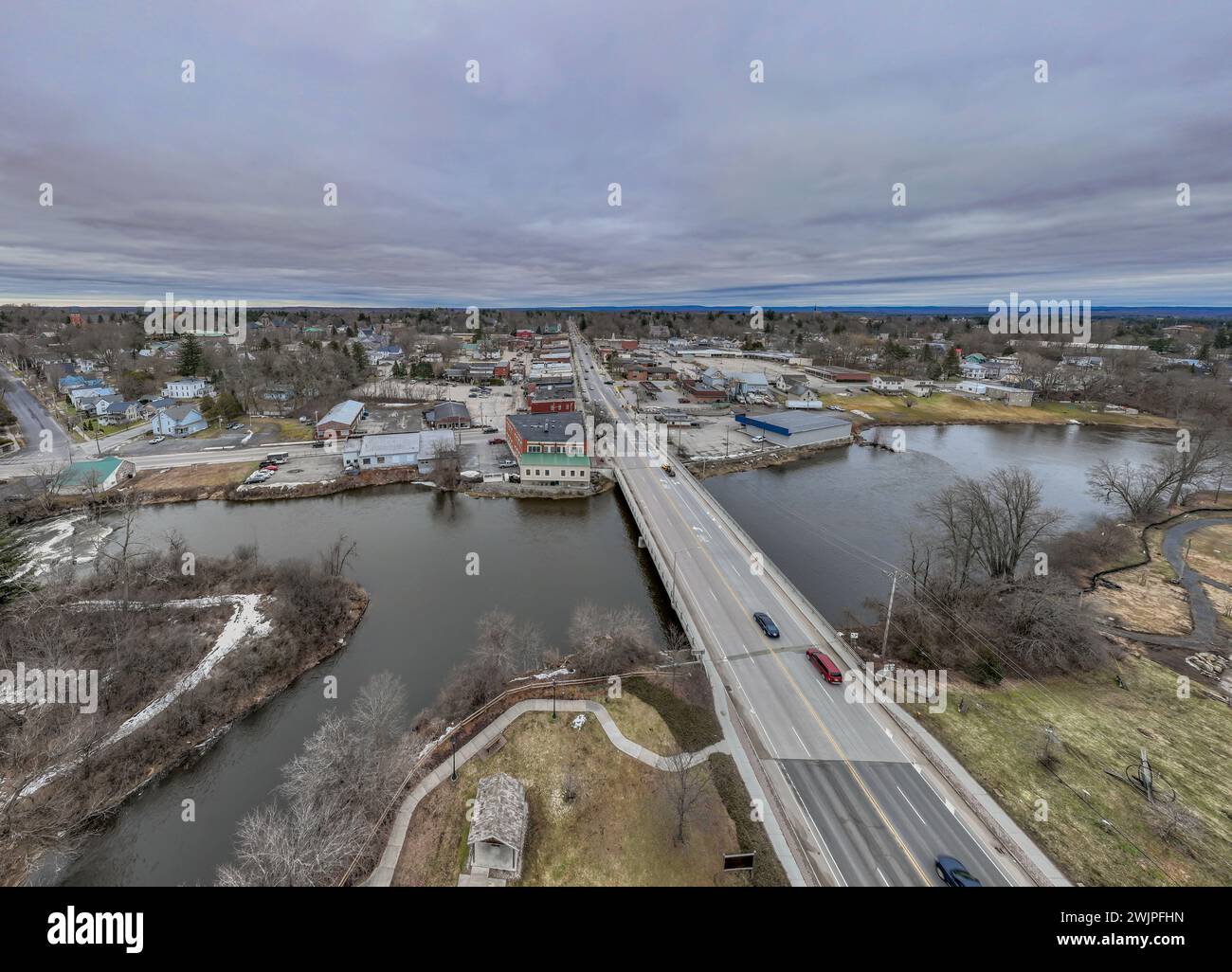 Image aérienne hivernale de Canton, NY dans le comté de St Lawrence, par un après-midi nuageux. Banque D'Images