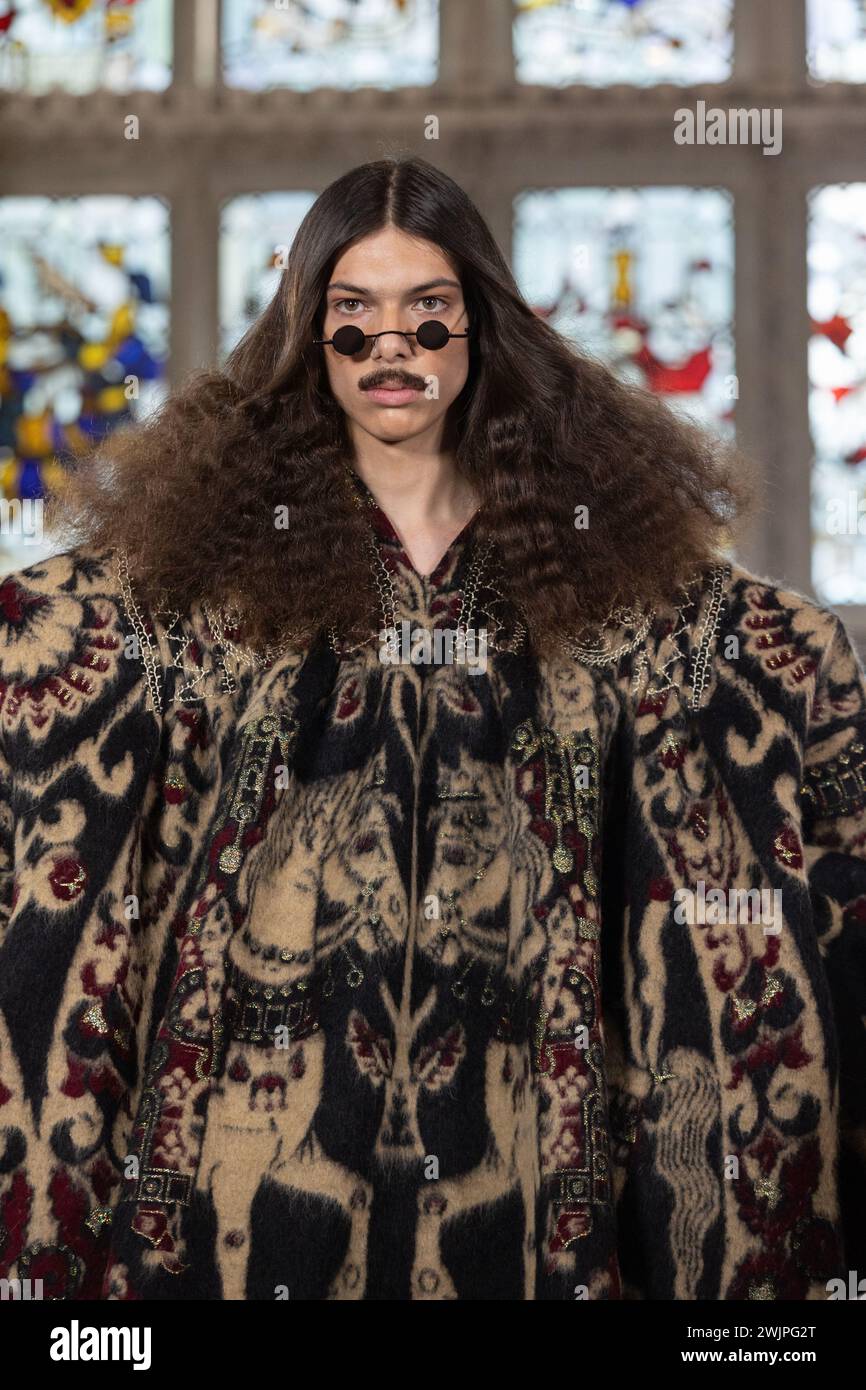 Londres, Royaume-Uni. 16 février 2024. Un mannequin sur la passerelle au défilé Edward Crutchley dans le cadre de la semaine de la mode de Londres qui se tient à Ironmongers' Hall. Crédit : Katie Collins/EMPICS/Alamy Live News Banque D'Images