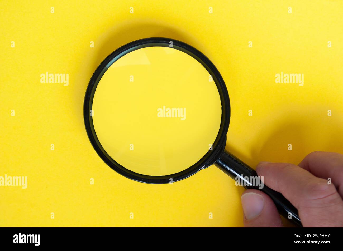Vue de dessus de la loupe sur fond jaune avec espace personnalisable pour le texte Banque D'Images