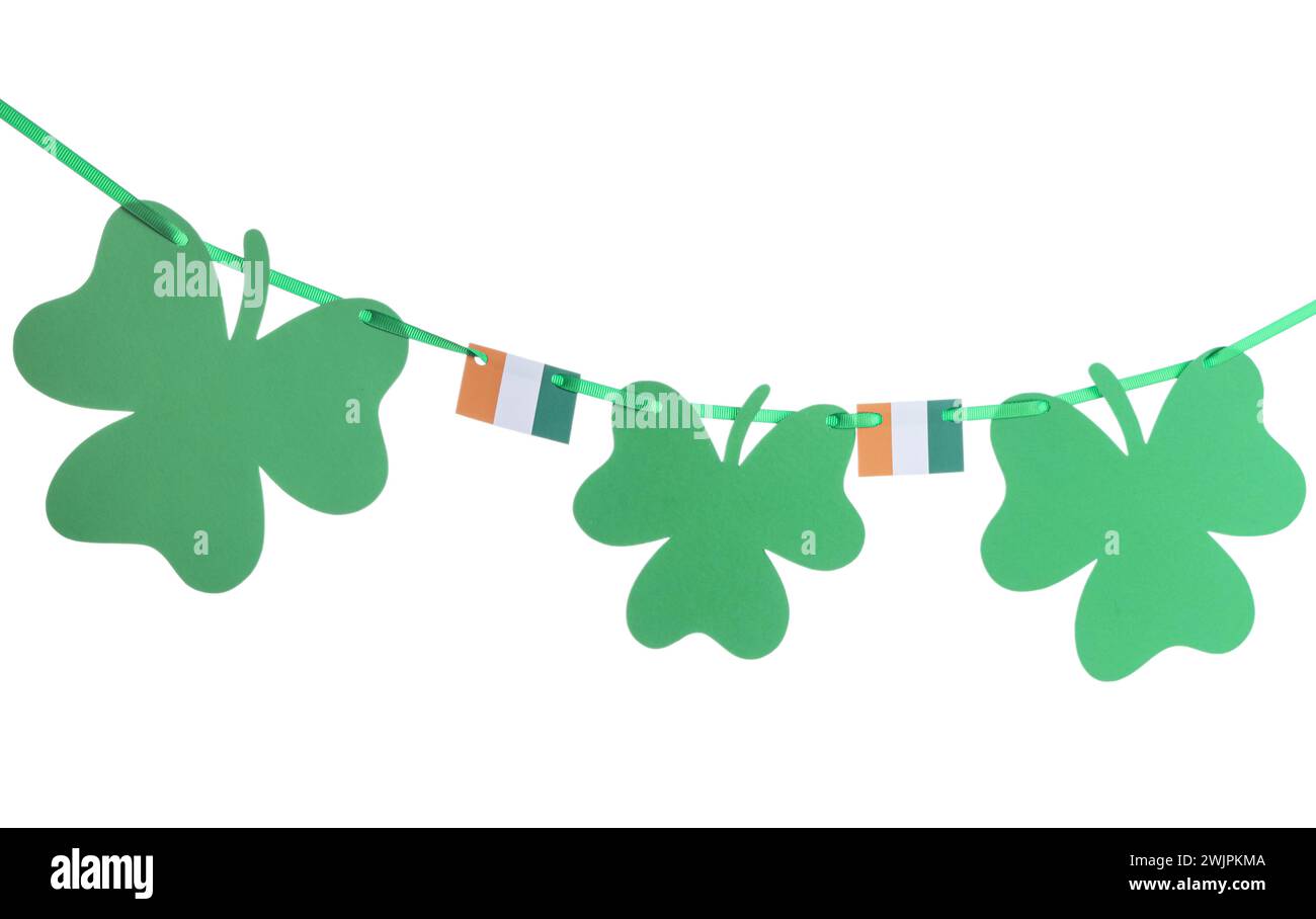 Guirlande en papier avec trèfle et drapeaux irlandais pour les garnitures Célébration de la fête de Patrick sur fond blanc Banque D'Images