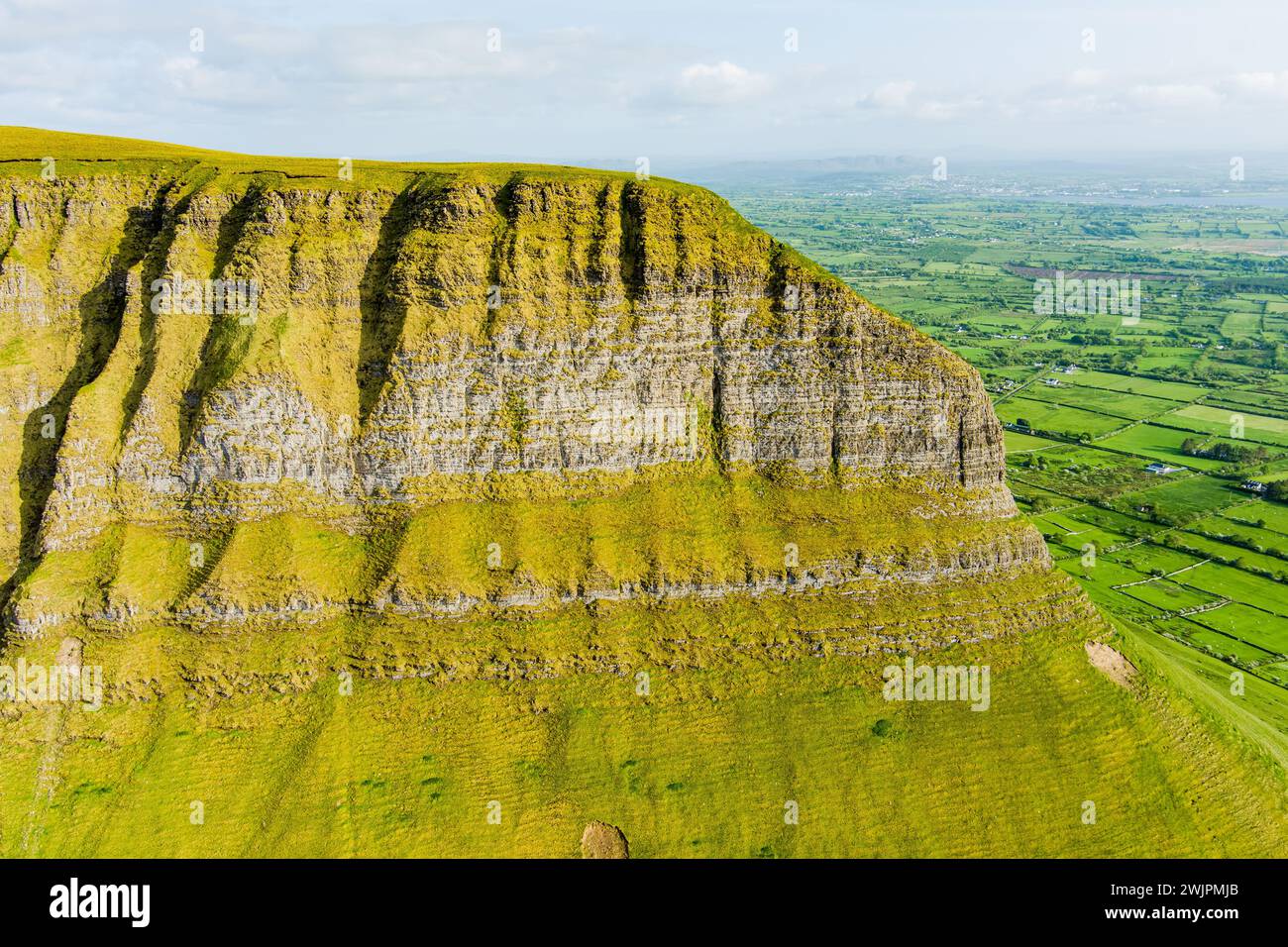 Vue aérienne de Benbulbin, alias Benbulben ou Ben Bulben, monument emblématique, grande formation rocheuse de nunatak à sommet plat. Magnifique parcours de conduite côtier Banque D'Images