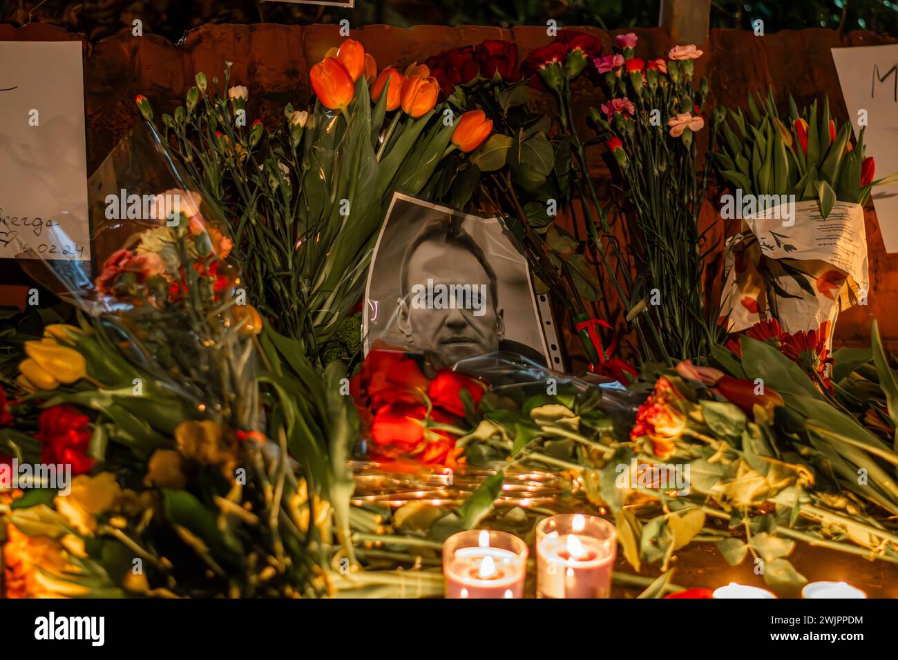 Den Haag, Hollande méridionale, pays-Bas. 16 février 2024. Fleurs et bougies entourent un portrait d'Alexey Navalny. Des dizaines de personnes en deuil, tenant des pancartes, des portraits et des bougies, se sont rassemblées devant l'ambassade de Russie pour honorer NAVALNY. (Crédit image : © James Petermeier/ZUMA Press Wire) USAGE ÉDITORIAL SEULEMENT! Non destiné à UN USAGE commercial ! Crédit : ZUMA Press, Inc/Alamy Live News Banque D'Images