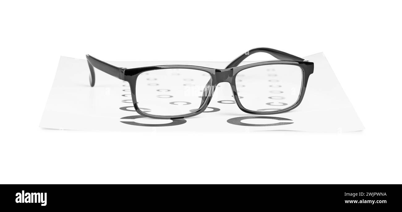 Lunettes et tableau de test de vision isolé sur blanc Banque D'Images
