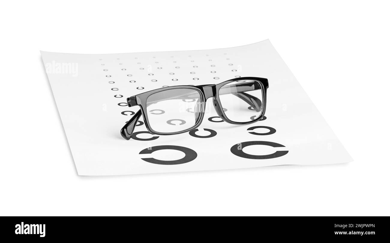 Lunettes et tableau de test de vision isolé sur blanc Banque D'Images