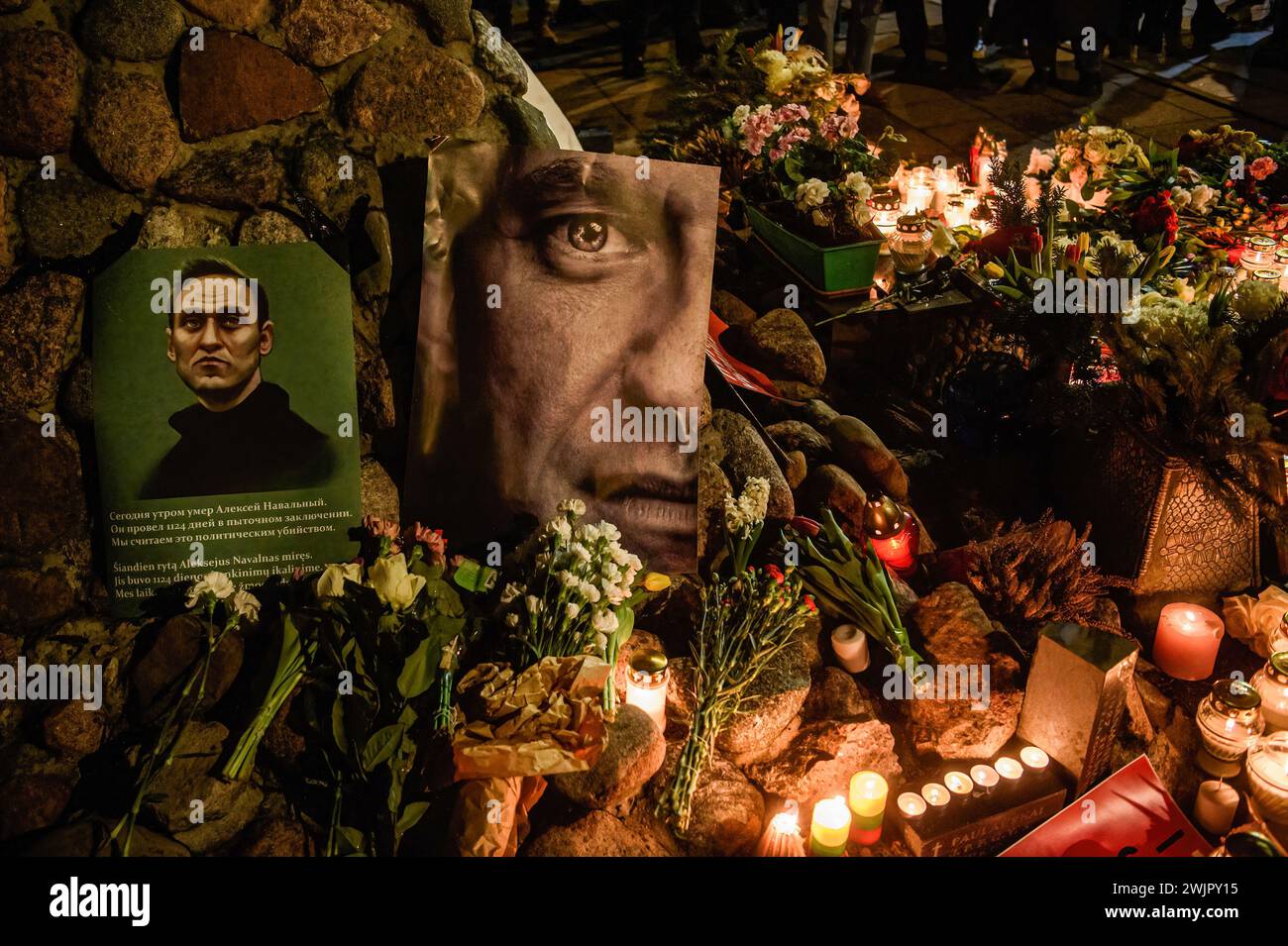 Vilnius, Lituanie. 16 février 2024. Des fleurs, des bougies et une photo du défunt chef de l'opposition russe Alexei Navalny se trouvent dans un mémorial improvisé pendant l'action en sa mémoire, au monument aux victimes de la répression politique. Navalny, figure éminente de l'opposition russe, est décédé le 16 février dans une colonie pénitentiaire arctique de la région de Yamalo-Nenets, au nord de la Sibérie, où il purgeait une peine de 19 ans. (Photo de Yauhen Yerchak/SOPA images/SIPA USA) crédit : SIPA USA/Alamy Live News Banque D'Images