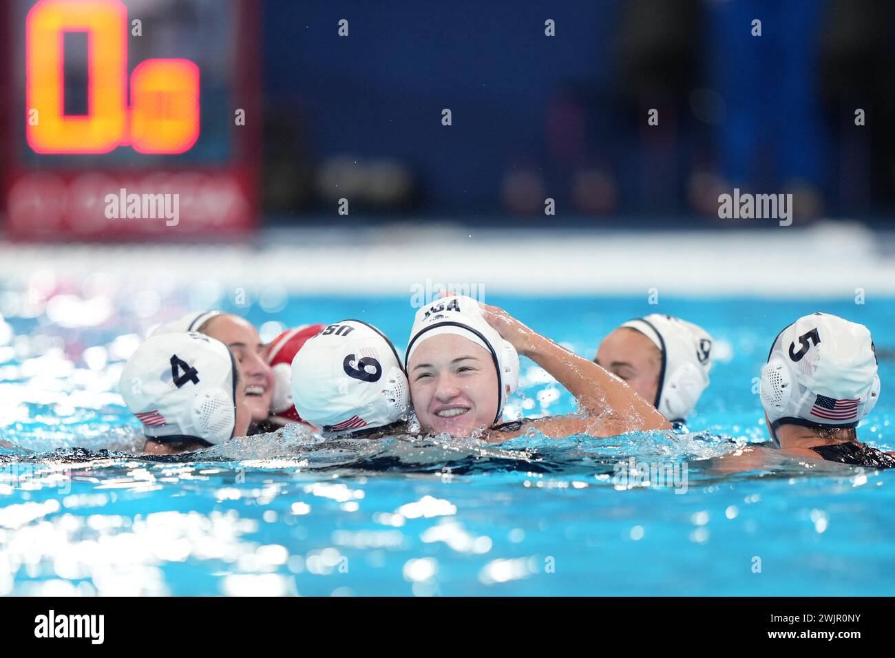 Doha, Qatar. 16 février 2024. Les joueuses des États-Unis célèbrent après avoir remporté le match pour la médaille d'or du water-polo féminin entre les États-Unis et la Hongrie aux Championnats du monde de natation 2024 à Doha, Qatar, le 16 février 2024. Crédit : Xue Yuge/Xinhua/Alamy Live News Banque D'Images