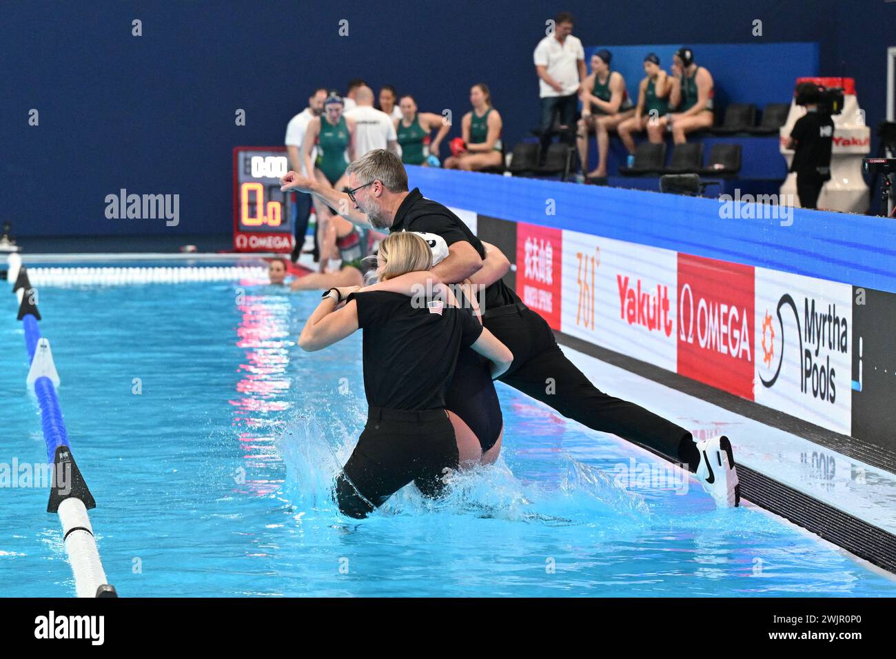 Doha, Qatar. 16 février 2024. Les joueuses et le personnel de l'équipe des États-Unis célèbrent après avoir remporté le match féminin pour la médaille d'or du water-polo entre les États-Unis et la Hongrie aux Championnats du monde de natation 2024 à Doha, Qatar, le 16 février 2024. Crédit : Xue Yuge/Xinhua/Alamy Live News Banque D'Images