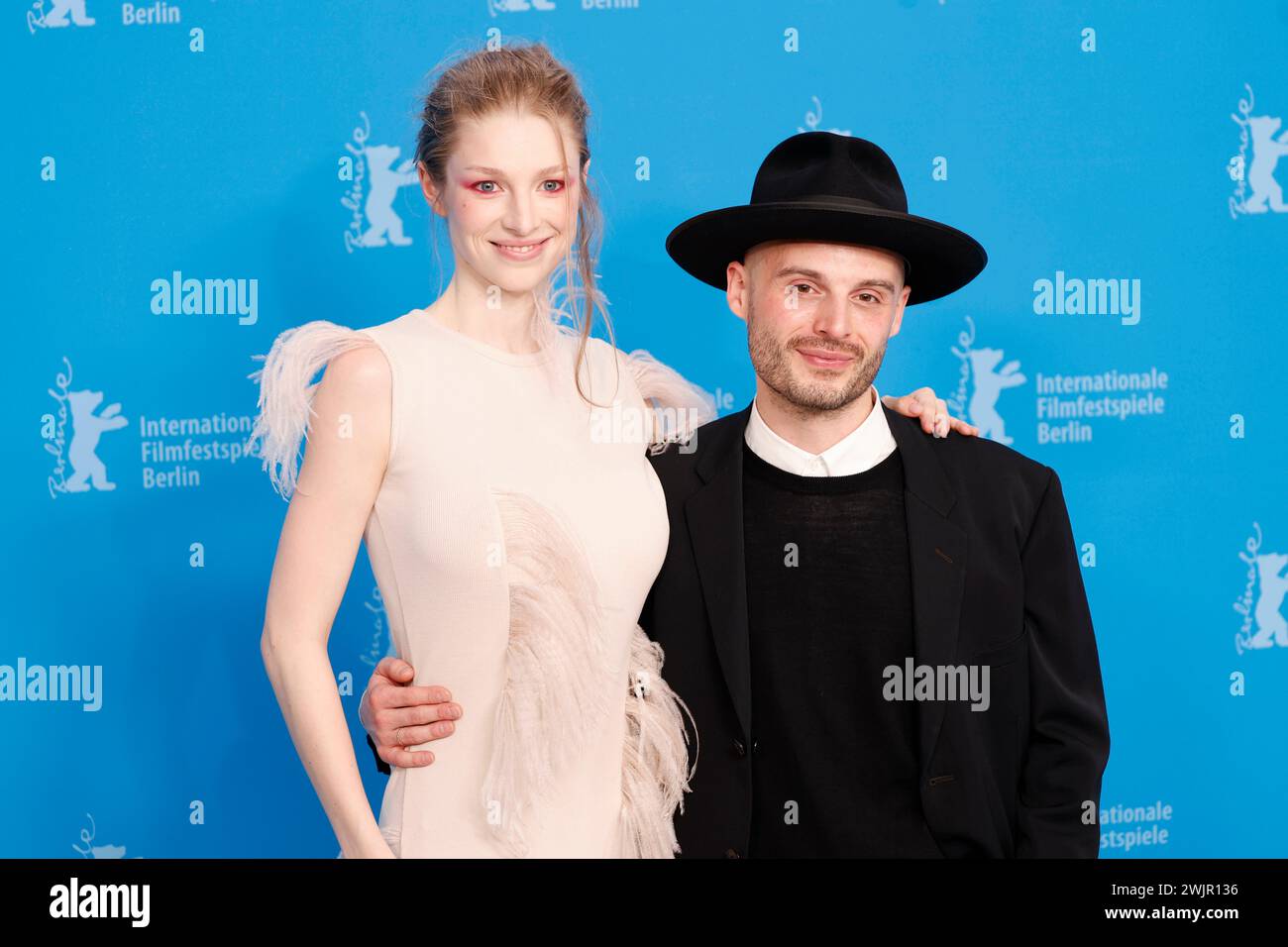 Hunter Schafer et Tilman Singer posent lors de l'appel photo de 'Cuckoo' lors du 74e Festival international du film de la Berlinale à l'Hôtel Grand Hyatt à Berlin, en Allemagne, le 16 février 2024. Banque D'Images