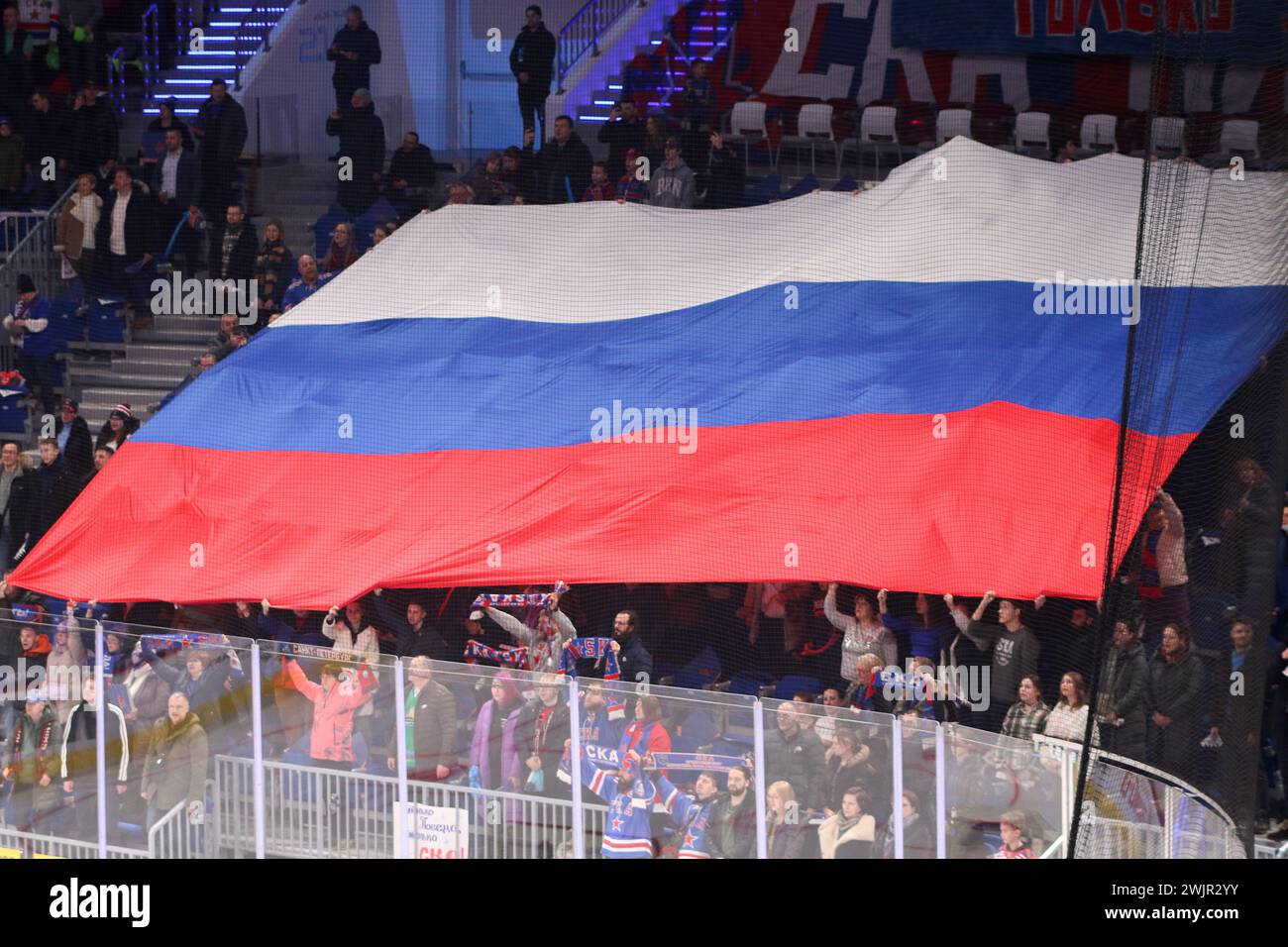 Saint-Pétersbourg, Russie. 15 février 2024. Drapeau de la Fédération de Russie sur la Ligue de hockey Kontinental, saison régulière KHL 2023 - 2024 entre SKA Saint-Pétersbourg - Salavat Yulaev Ufa à la SKA Arena. ev Ufa) (score final ; SKA Saint Petersburg 2:0 Salavat Yulaev Ufa) (photo de Maksim Konstantinov/SOPA images/SIPA USA) crédit : SIPA USA/Alamy Live News Banque D'Images