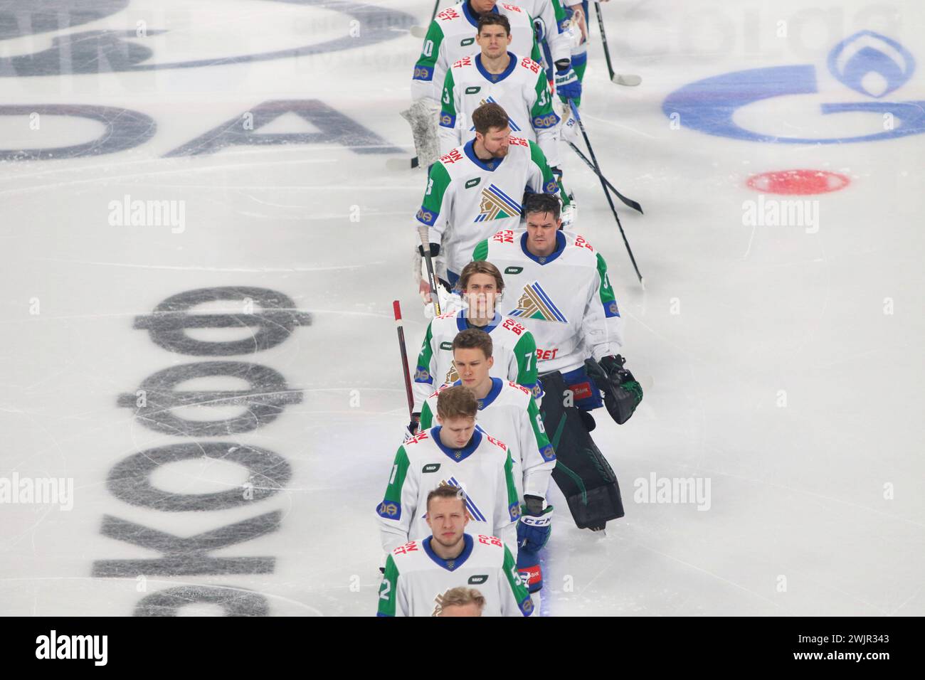 Saint-Pétersbourg, Russie. 15 février 2024. Joueurs du club de hockey Salavat Yulaev vus en action lors de la Ligue de hockey Kontinental, saison régulière KHL 2023 - 2024 entre SKA Saint-Pétersbourg - Salavat Yulaev Ufa à la SKA Arena. (Score final ; SKA Saint Petersburg 2:0 Salavat Yulaev Ufa) crédit : SOPA images Limited/Alamy Live News Banque D'Images