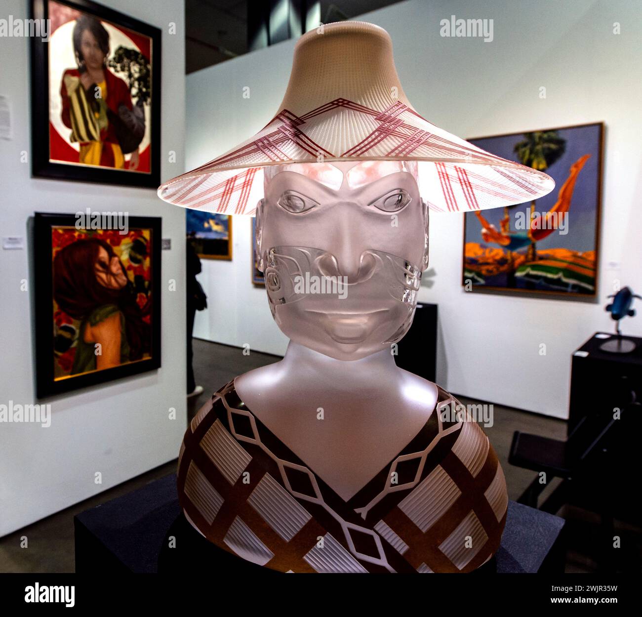 Los Angeles, Californie, États-Unis. 16 février 2024. ''Spirit Woman'', une œuvre de verre soufflé et sculpté au sable de l'artiste Preston Singletary est exposée à l'exposition d'art de Los Angeles 2024 qui se tient au Los Angeles Convention Center.(image crédit : © Brian Cahn/ZUMA Press Wire) USAGE ÉDITORIAL SEULEMENT! Non destiné à UN USAGE commercial ! Banque D'Images