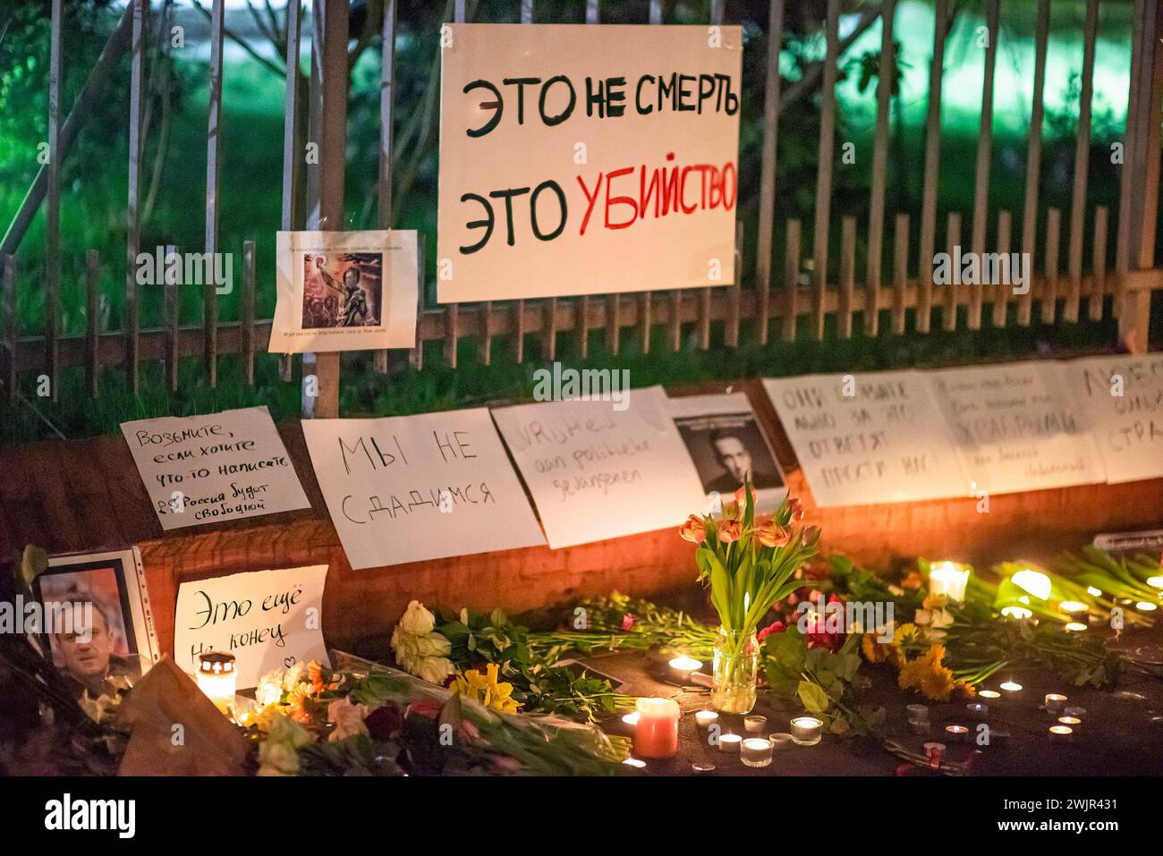 Les personnes en deuil placent des hommages floraux et des messages devant l'ambassade de Russie à la Haye. Le critique vociférant du président Vladimir Poutine, Alexei Navalny, purgeait une peine de 19 ans de prison pour des accusations considérées comme ayant des motivations politiques. Les autorités pénitentiaires ont déclaré que Navalny s’était « senti mal » après une promenade d’exercices vendredi. il a été vu pour la dernière fois apparaissant de bonne humeur sur un lien vidéo de cour il y a un jour. Leonid Volkov, le proche assistant de Navalny, écrit sur X : « les autorités russes publient une confession selon laquelle elles ont tué Alexei Navalny en prison. Nous n'avons aucun moyen de le confirmer ou de prouver que ce n'est pas vrai." Surnommé « Polar Banque D'Images