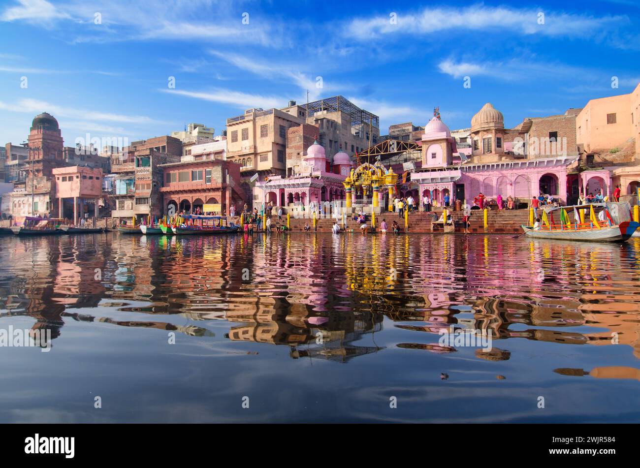 Mathura est une ville de l'État indien de l'Uttar Pradesh. La photo est prise depuis le bateau dans la rivière Yamuna. Banque D'Images