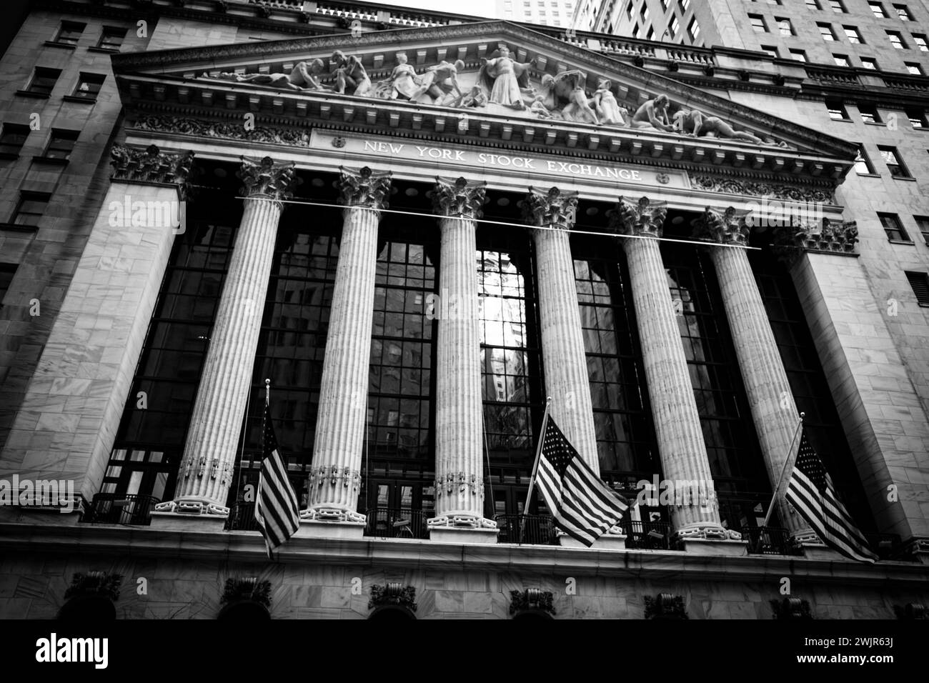 New York, New York, États-Unis. 16 février 2024. Le New York Stock Exchange (NYSE) vu de Broad Street après la cloche de clôture du vendredi. Le Dow Jones Industrial Average était en baisse de 145 points aujourd'hui au milieu d'une semaine turbulente de trading boursier au milieu de données défavorables sur l'inflation, une montée en puissance des crypto-monnaies, licenciements d'entreprises et nouvelles que le Japon et le Royaume-Uni sont entrés en récession technique. (Crédit image : © Taidgh Barron/ZUMA Press Wire) USAGE ÉDITORIAL SEULEMENT! Non destiné à UN USAGE commercial ! Banque D'Images