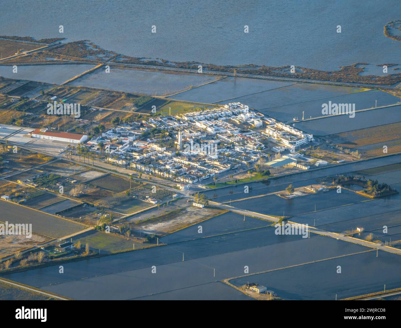 Vue aérienne du village de Poblenou del Delta sur un coucher de soleil d'hiver (Tarragone, Catalogne, Espagne) ESP : Vista aérea del pueblo de Poblenou del Delta Banque D'Images