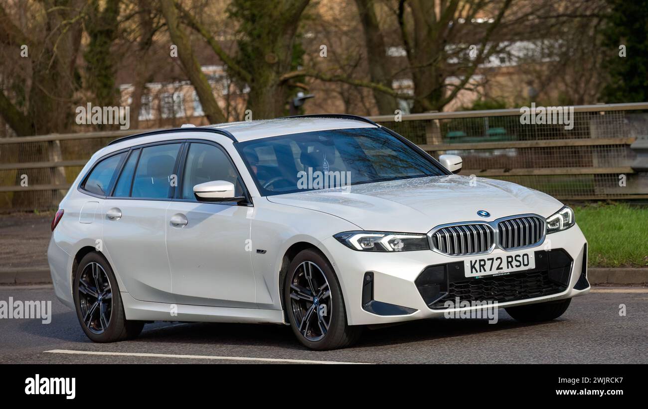 Milton Keynes, UK-Feb 16th 2024 : 2022 voiture DE SPORT hybride électrique BMW 330E M blanche conduisant sur une route anglaise Banque D'Images