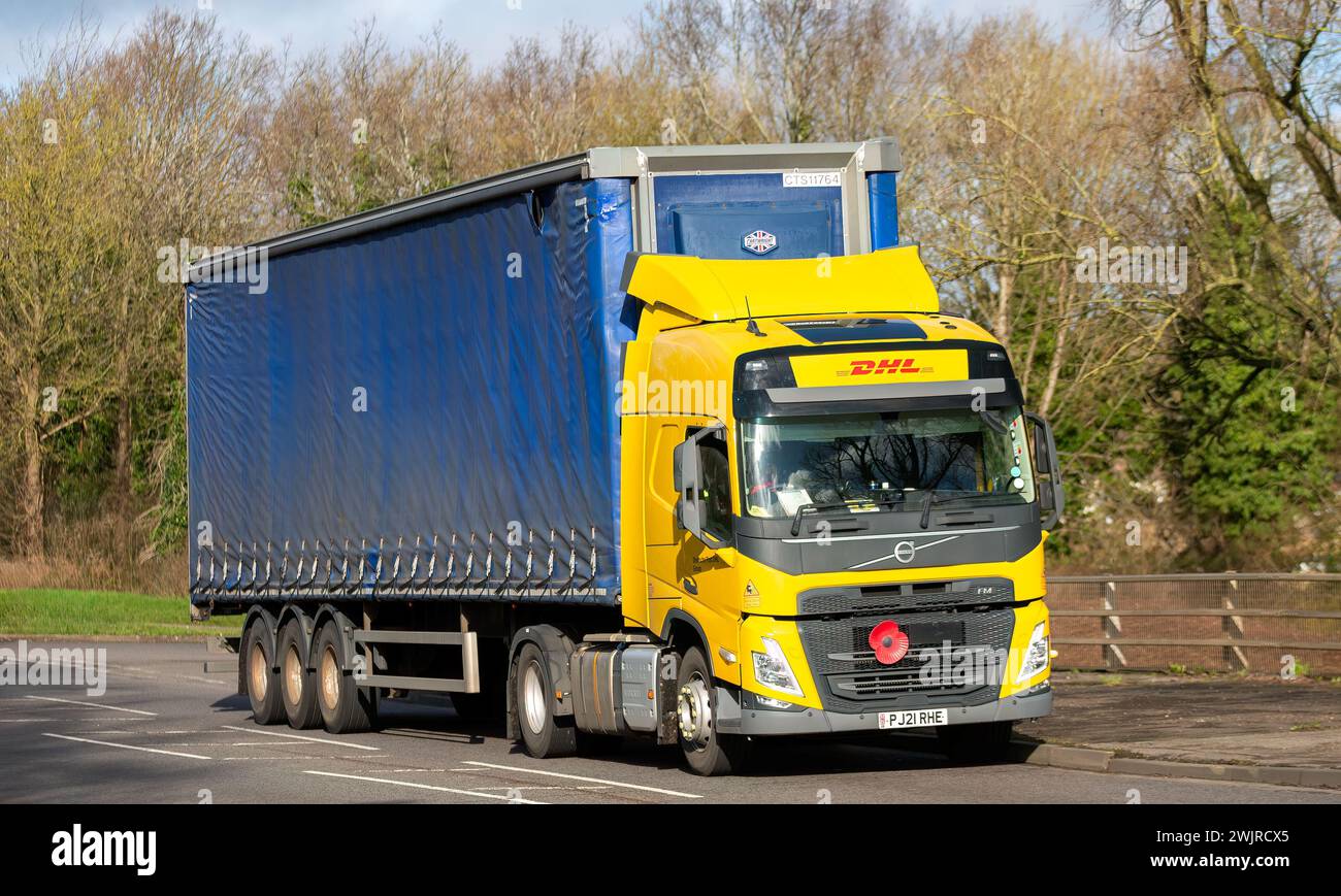 Milton Keynes, UK-Feb 16th 2024 : 2021 Volvo FM DHL camion de livraison conduisant sur une route anglaise Banque D'Images