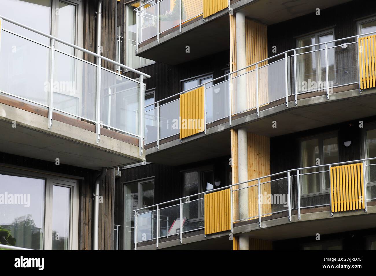 Vue rapprochée d'un immeuble d'appartements moderne avec balcons. Banque D'Images