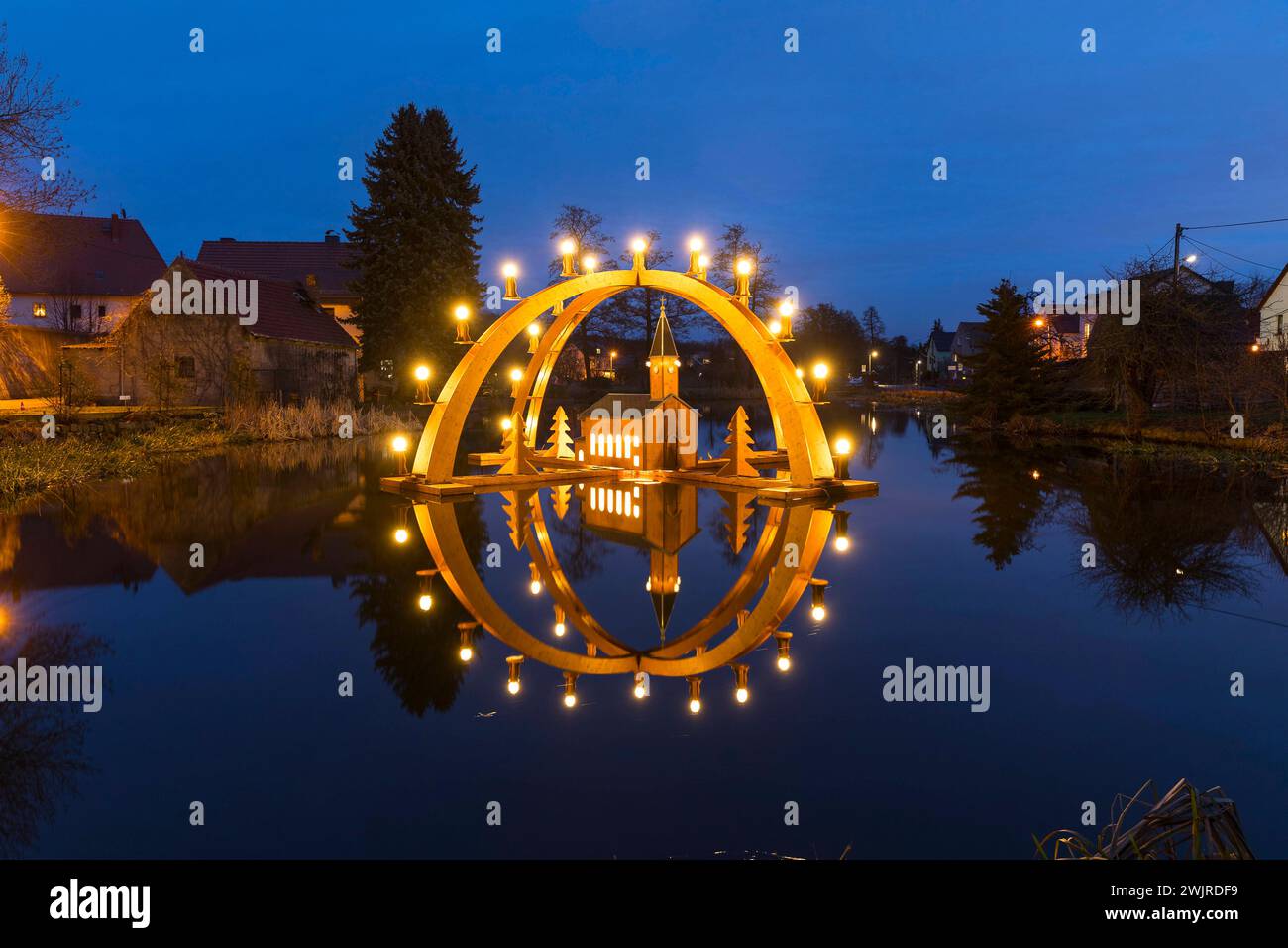 Schwimmender doppelter erzgebirgischer Schwibbogen mit Modell der Kirche auf dem Dorfteich von Bärnsdorf, Radeburg, Sachsen, Deutschland *** flottant Banque D'Images