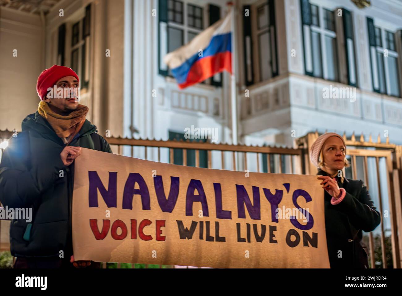 Den Haag, Hollande méridionale, pays-Bas. 16 février 2024. Un homme et une femme tiennent un panneau indiquant ''la voix de Navalny vivra''. Le 16 février 2024, des dizaines de personnes en deuil, tenant des pancartes, des portraits, et des bougies, rassemblées devant l'ambassade de Russie pour honorer ALEXEY NAVALNY. (Crédit image : © James Petermeier/ZUMA Press Wire) USAGE ÉDITORIAL SEULEMENT! Non destiné à UN USAGE commercial ! Crédit : ZUMA Press, Inc/Alamy Live News Banque D'Images