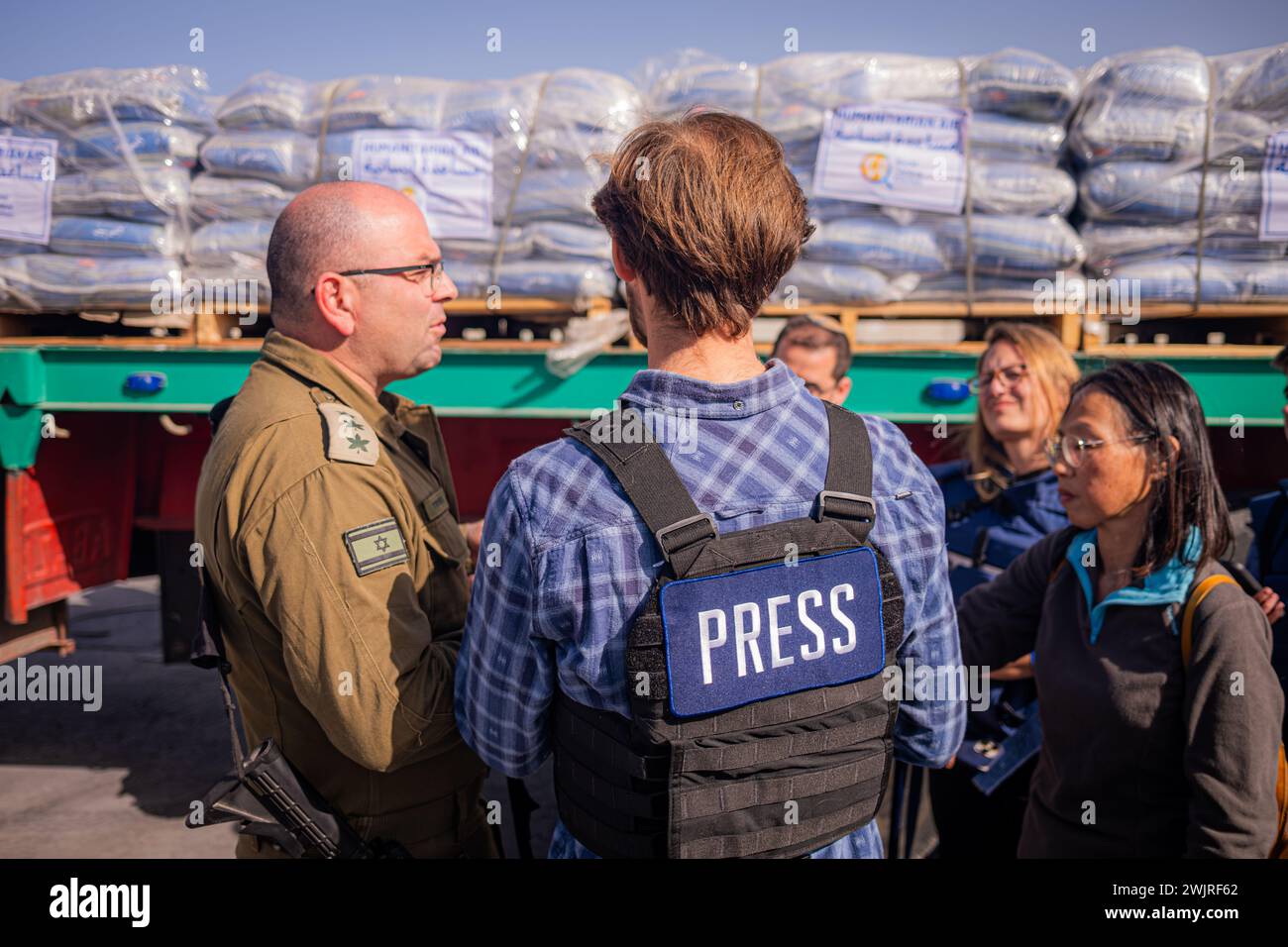 Les journalistes à la frontière Israël-Gaza documentant l'aide humanitaire Banque D'Images
