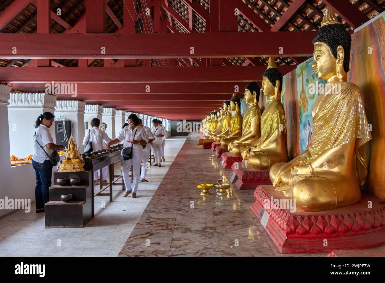 THAÏLANDE, Nakhon si Thammarat, OCT 16 2015, les femmes pratiquent des rituels religieux dans un temple bouddhiste Wat Phra Mahathat Woramahawihan Banque D'Images