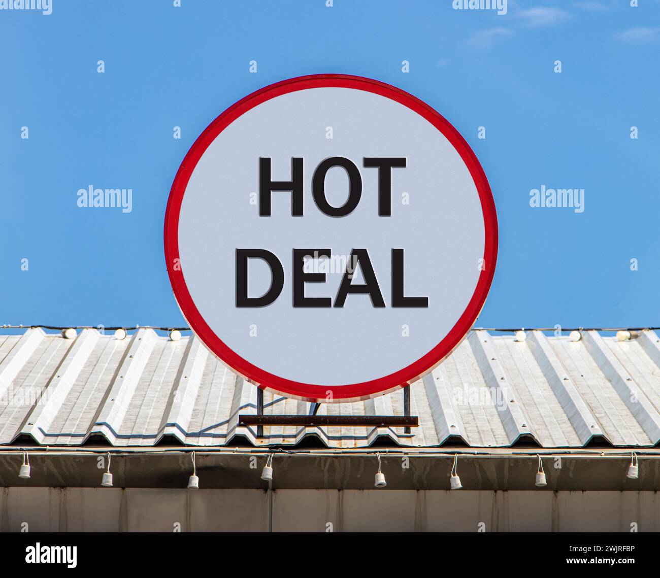 Un panneau d'affichage circulaire offrant une Hot Deal, est installé sur le toit. Banque D'Images