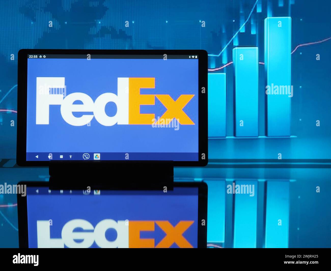 Allemagne. 16 février 2024. Dans cette illustration photo, un logo FedEx Corporation, anciennement Federal Express Corporation et plus tard FDX Corporation vu sur une tablette. Crédit : SOPA images Limited/Alamy Live News Banque D'Images