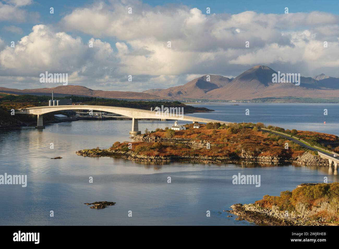 Le pont de Skye, reliant Skye au continent entre Kyle of Lochalsh et Kyleakin, en Écosse Banque D'Images