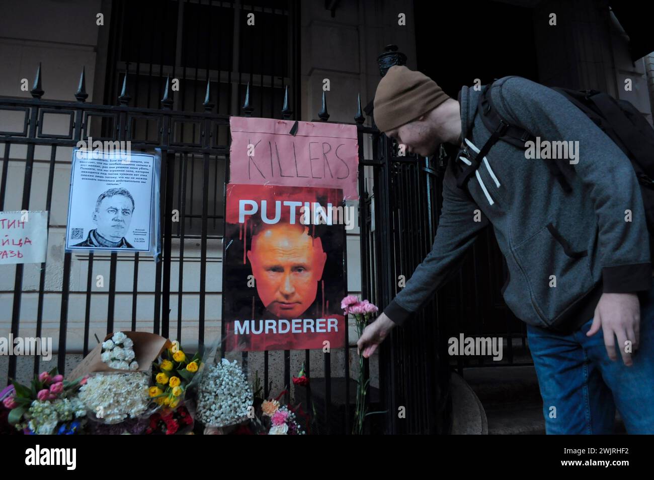 Un démonstrateur place des fleurs lors d'une veillée pour Alexei Navalny. La veillée a eu lieu devant le consulat général de la Fédération de Russie dans l'arrondissement de Manhattan à New York. Selon un rapport du service pénitentiaire russe, Alexei Navalny, ancien avocat et critique de Vladimir Poutine, est mort en prison dans une colonie pénitentiaire russe au nord du cercle arctique. Le président américain Joe Biden a blâmé Poutine pour la mort de Navalny. Navalny purgeait une peine combinée de plus de 30 ans de prison. (Photo Jimin Kim/SOPA images/SIPA USA) Banque D'Images