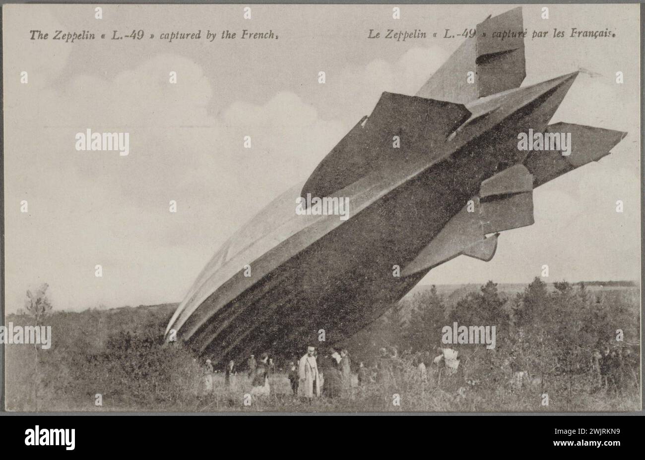 Le Zeppelin L.49 capturé par le Français, photographie anonyme, carte postale. Paris, musée Carnavalet. Zeppelin L.-49 capturé par les Français. Première Guerre mondiale. 1914-18, soldat Capture, carte postale, dirigeable, écrasement, l 49, première guerre mondiale, zeppelin Banque D'Images