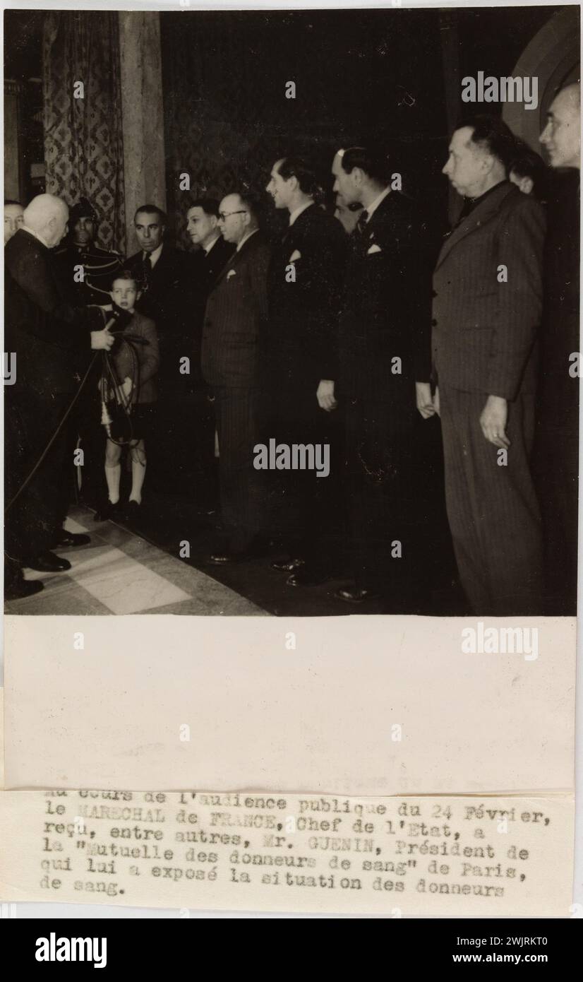 Ede, Mr. propagande photographie : le maréchal Pétain reçoit Mr. Guenin, président de la mutuelle des donneurs de sang de Paris. Lors de l’audition publique du 24 février, / le Marechal de France, Chef de l’Etat, a reçu, entre autres, M. Guenin, pésident de la 'mutuelle des donneurs de sang' de Paris, / qui a présenté la situation des donneurs / sang. Tirage au bromure de gélatino-argent. Légende dactylographiée à l'encre noire. en 1944-02-24-1944-02-24. Paris, musée Carnavalet. 144784-4 Banque D'Images