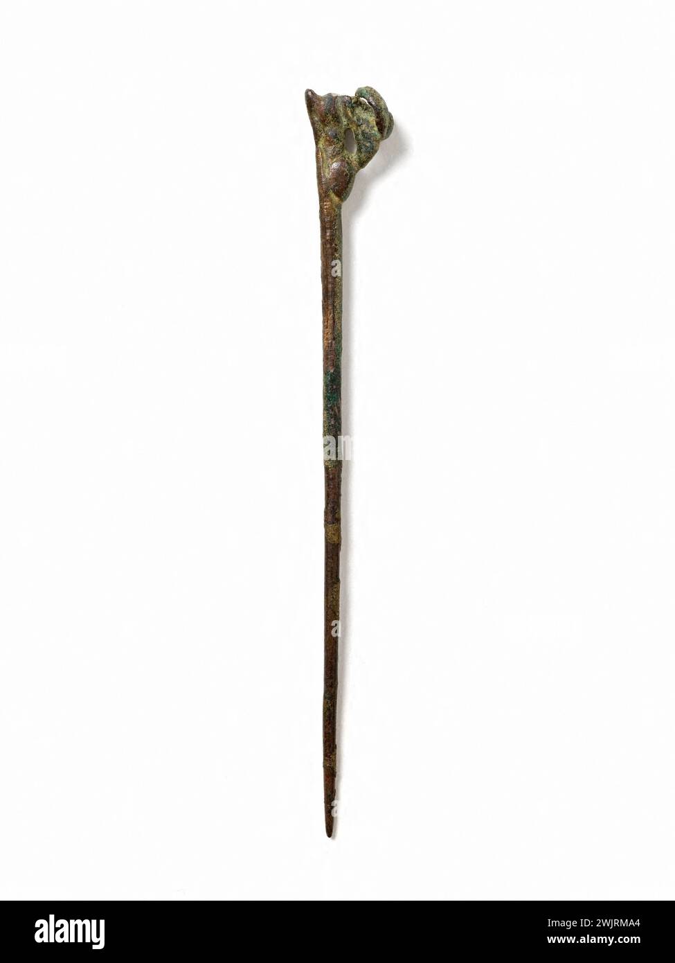 Epingle avec une tête couchée en forme de tête. Bronze, Luristan. 1150-900 av. J.-C., Musée de Paris. Bouquetin couche, bronze, cervid, cervid, emper, luristan, bouillon couché, pin Banque D'Images