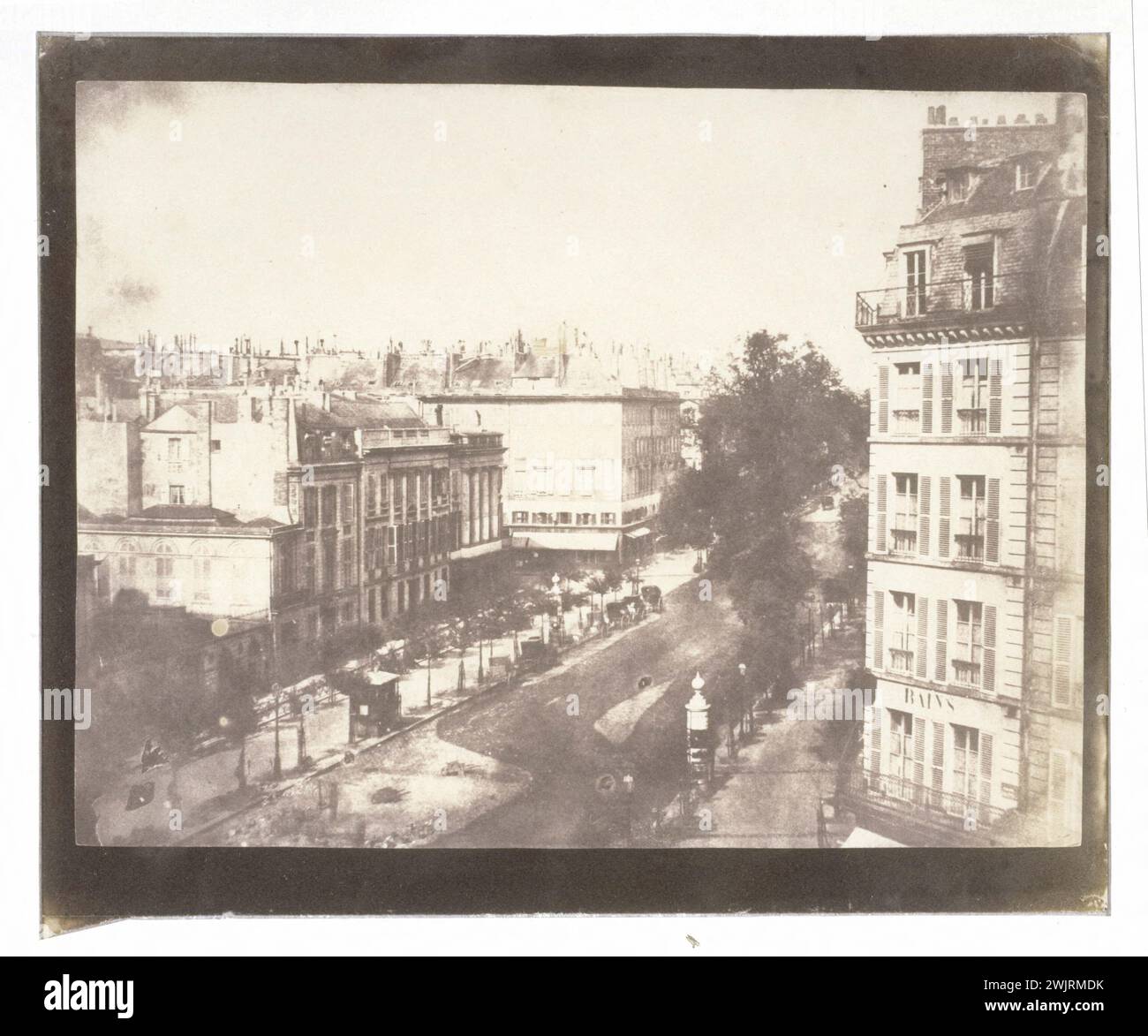 Boulevard des Capucines et des Italiens avec la rue de la chaussée d'Antin, 1843. Photographie de William Henry Fox Talbot (1800-1877). Paris, musée Carnavalet. Vue sur les boulevards de Paris. Paysage urbain. Boulevards des Capucines et des Italiens avec la rue de la chaussée d'Antin et l'extrémité nord de la rue de la paix. Vue d'une fenêtre, l'Hôtel de Douvres, 25 rue de la paix. La fusillade est dirigée vers le nord-est. Au premier plan, travailler boulevard des Capucines. Fondamentalement le boulevard des Italiens. Voitures à cheval, arbres et réverbes. Immeuble à l'angle du boulevard des Capucines et de la rue de la paix Banque D'Images