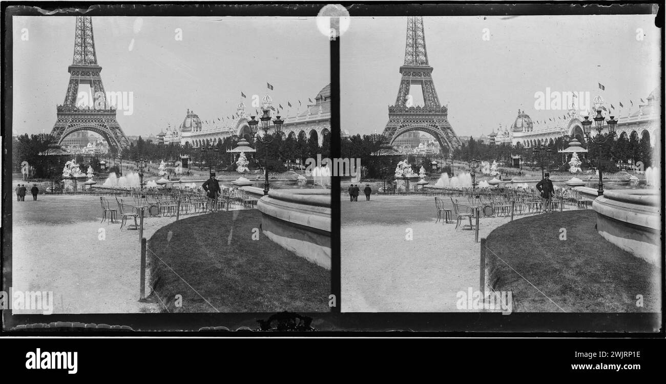 Exposition universelle de 1900 : le champ de mars et la Tour Eiffel, Paris (VIIème arr.) Photographie de Lucien Cresson. Vue stéréoscopique : négatif sur plaque de verre avec barre gélatino-argentée. 1900. Paris, musée Carnavalet. 100508-20 année 1900, exposition universelle, stéréo, vue stéréoscopique Banque D'Images