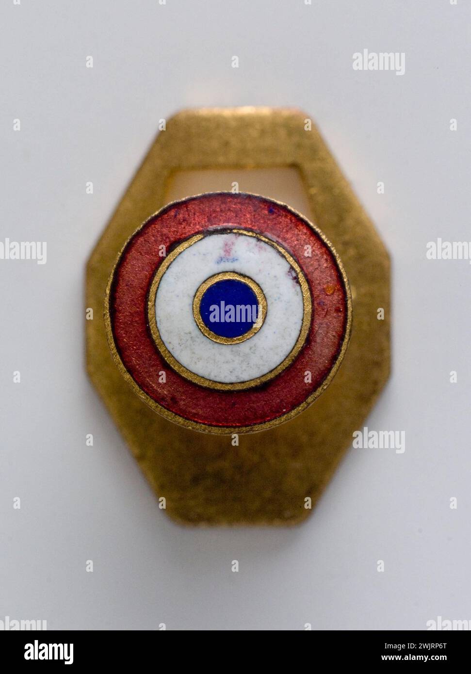 Guerre 1939-1945. Badge boutonnière tricolore français Cockade. Métal émaillé. 1944-1945. Musée général Leclerc de Hauteclocque et de la libération de Paris, Musée Jean Moulin. Guerre 1939-1945, guerre 39-45, insigne boutonnière, insigne militaire, seconde Guerre mondiale Banque D'Images