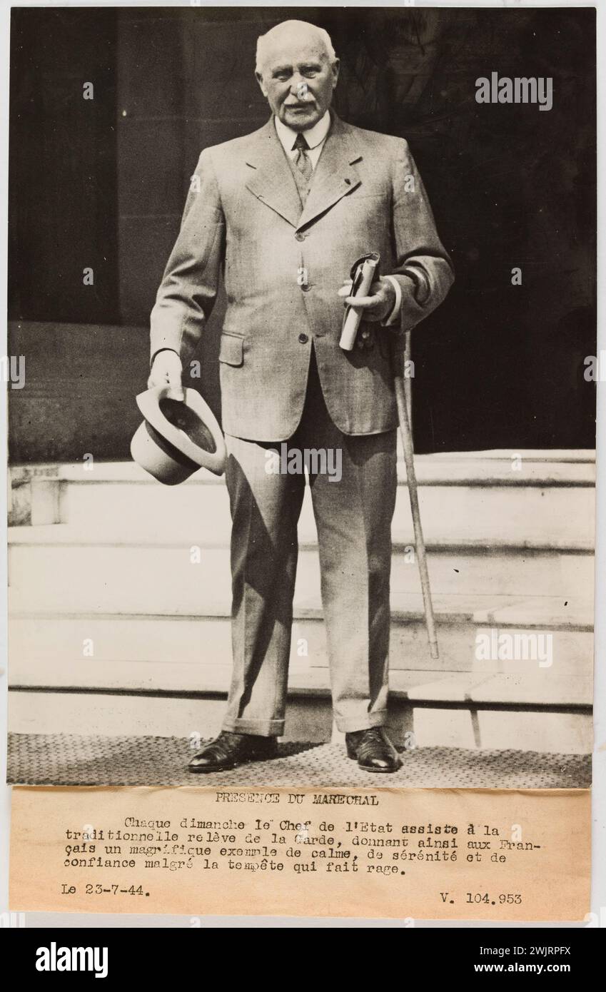 Champroux, Georges. 'Photographie de propagande : portrait du maréchal Pétain saluant la foule pendant la prochaine génération de la garde'. Présence du Maréchal / tous les dimanches le Chef de l’État assiste au / traditionnel est l’affaire de la garde, donnant aux Français un magnifique exemple de calme, de sérénité et/ou de confiance malgré la tempête qui fait rage. / 23-7-44 / V.104.953. Tirage au bromure de gélatino-argent. Légende dactylographiée à l'encre noire. Entre le 1944-07-15-et le 1944-07-24. Paris, musée Carnavalet. 144787-31 Banque D'Images