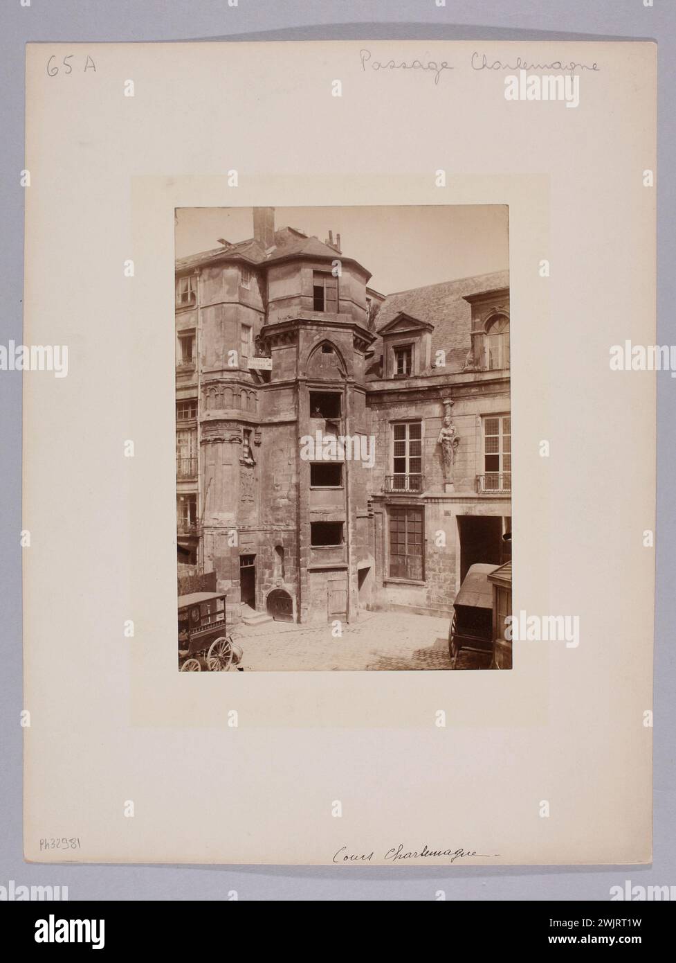 Anonyme, cour intérieure, passage Charlemagne (le passage commence au 16 rue Charlemagne et se termine au 119 rue Saint-Antoine), 4ème arrondissement, Paris. (Titre factice). Tirage de papier albumine. Musée Carnavalet, histoire de Paris. Banque D'Images