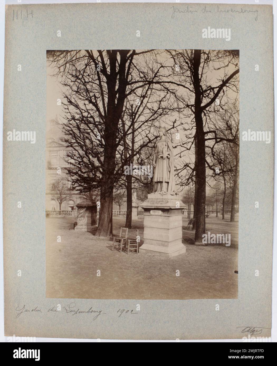 Atget, Eugène (Jean Eugène Auguste Atget, dit) (n.1857-02-12-D.1927-08-04), statues des reines et dames de France, jardin du Luxembourg, partie ouest, 6ème arrondissement, Paris (titre factice). Tirage de papier albumine. Musée Carnavalet, histoire de Paris. Banque D'Images