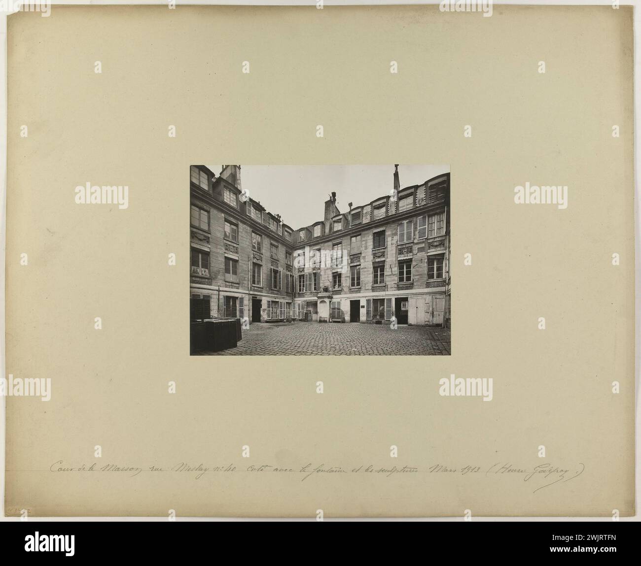 Vue sur la cour d'une maison du côté de la fontaine et les sculptures du 40 rue Meslay, Paris (3e arr.). Photographie de Henri Godefroy (1837-1913). Tirage au bromure de gélatine d'argent. Mars 1913. Paris, musée Carnavalet. 123890-5 Cour intérieure, façade, immeuble, maison de ville, rue Meslay Banque D'Images